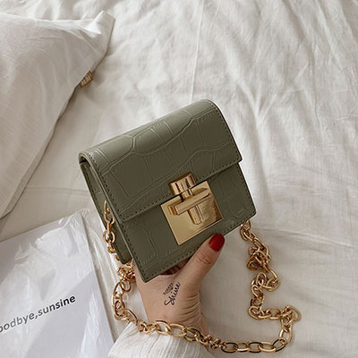 Малка дамска чанта в квадратна форма с дълга дръжка за рамо в четири цвята