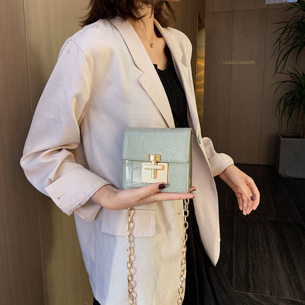 Малка дамска чанта в квадратна форма с дълга дръжка за рамо в четири цвята