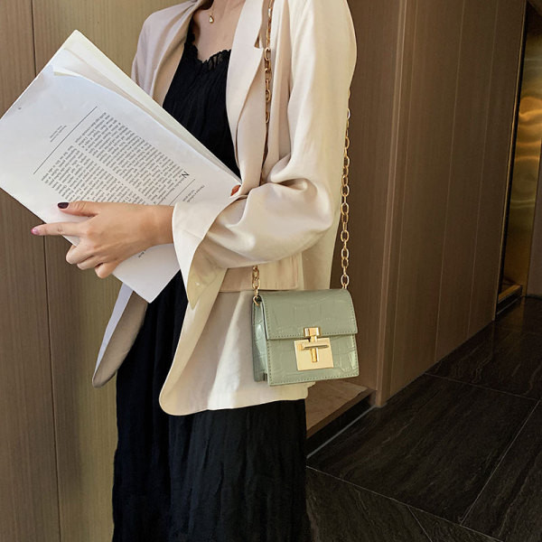 Малка дамска чанта в квадратна форма с дълга дръжка за рамо в четири цвята