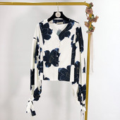 Къса риза с  V-образно деколте и дълъг ръкав в бял цвят и флорален десен