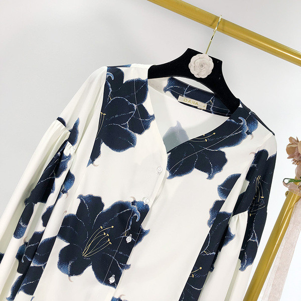 Къса риза с  V-образно деколте и дълъг ръкав в бял цвят и флорален десен