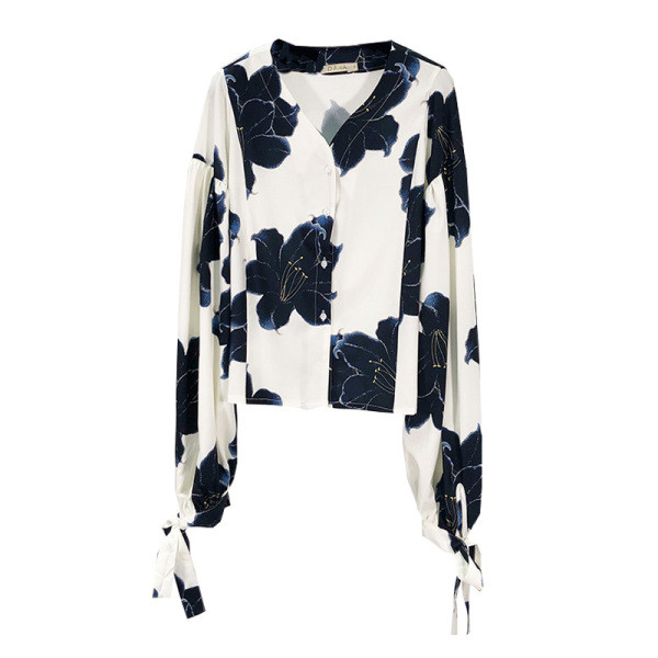 Къса риза с  V-образно деколте и дълъг ръкав в бял цвят и флорален десен