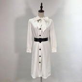 Елегантна рокля със средна дължина в бял цвят с копчета и колан