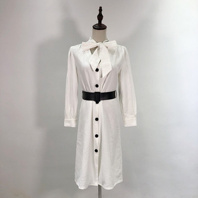 Елегантна рокля със средна дължина в бял цвят с копчета и колан