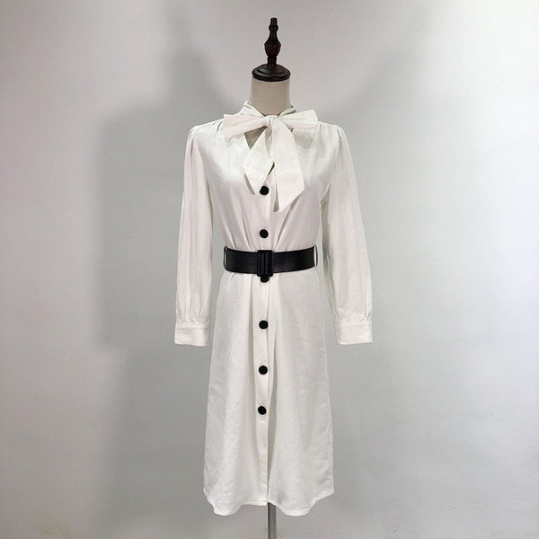 Елегантна рокля със средна дължина в бял цвят с копчета и колан