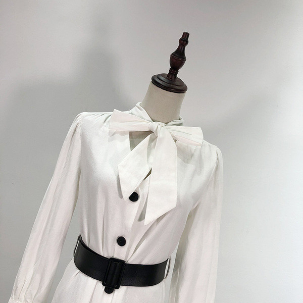 Елегантна рокля със средна дължина в бял цвят с копчета и колан