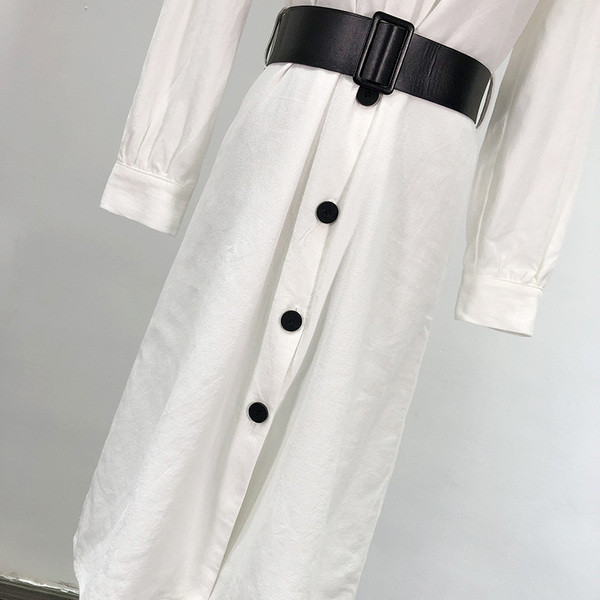 Елегантна рокля със средна дължина в бял цвят с копчета и колан