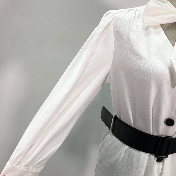 Елегантна рокля със средна дължина в бял цвят с копчета и колан