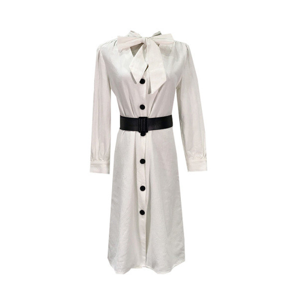 Елегантна рокля със средна дължина в бял цвят с копчета и колан