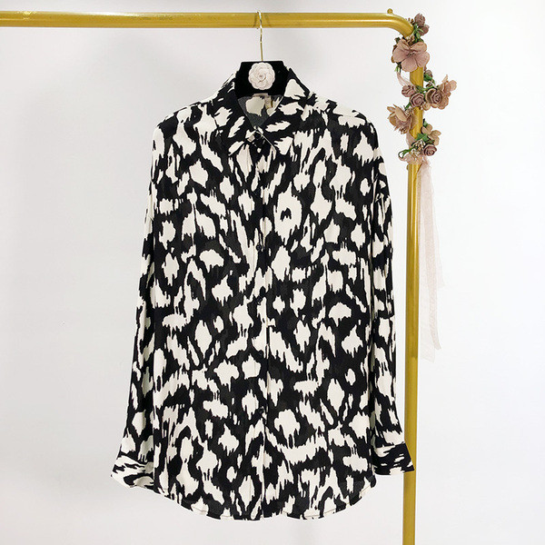 Широка риза класически модел с дълъг ръкав в черно-бял цвят