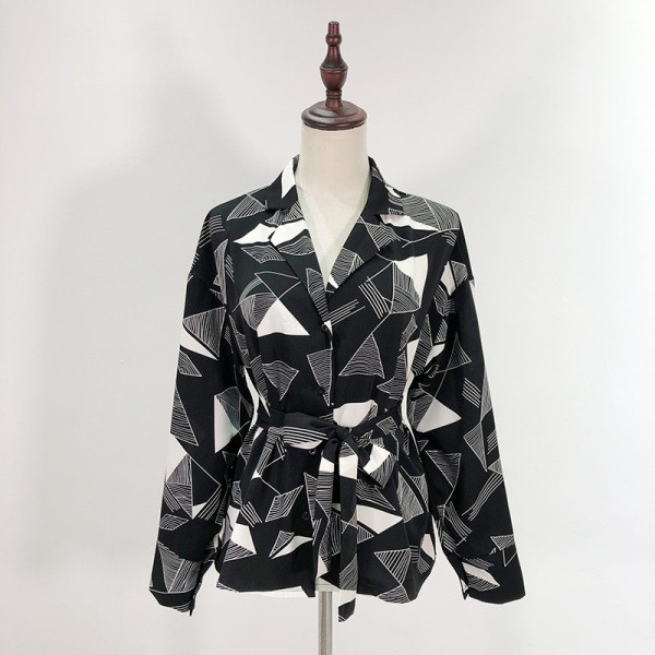 Нов модел дамска риза с копчета и колан в черен цвят с шарка