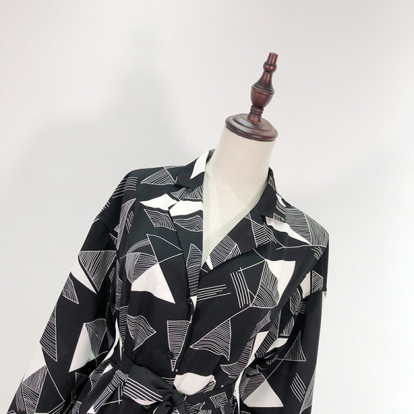 Нов модел дамска риза с копчета и колан в черен цвят с шарка