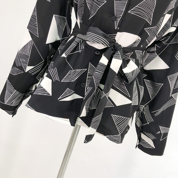 Нов модел дамска риза с копчета и колан в черен цвят с шарка