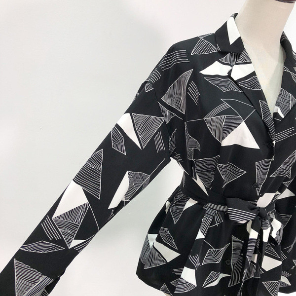 Нов модел дамска риза с копчета и колан в черен цвят с шарка