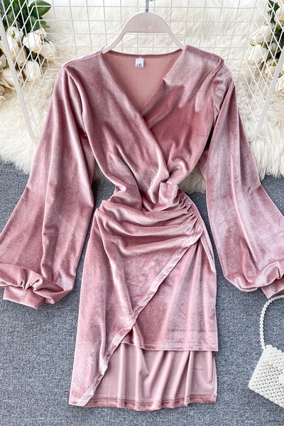 Модерна дамска рокля от кадифе асиметричен модел 