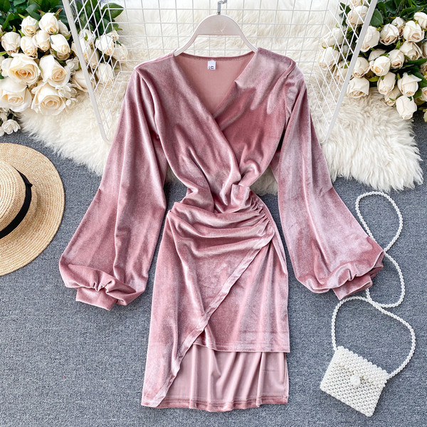 Модерна дамска рокля от кадифе асиметричен модел 