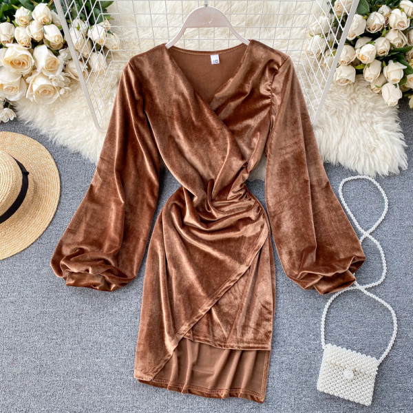 Модерна дамска рокля от кадифе асиметричен модел 