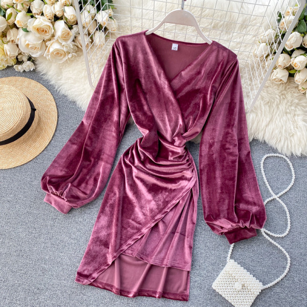 Модерна дамска рокля от кадифе асиметричен модел 