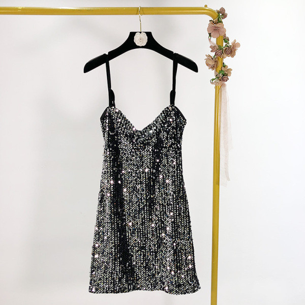 Къса вталена рокля с тънки презрамки в сребрист цвят с пайети