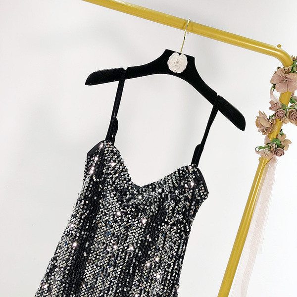 Къса вталена рокля с тънки презрамки в сребрист цвят с пайети