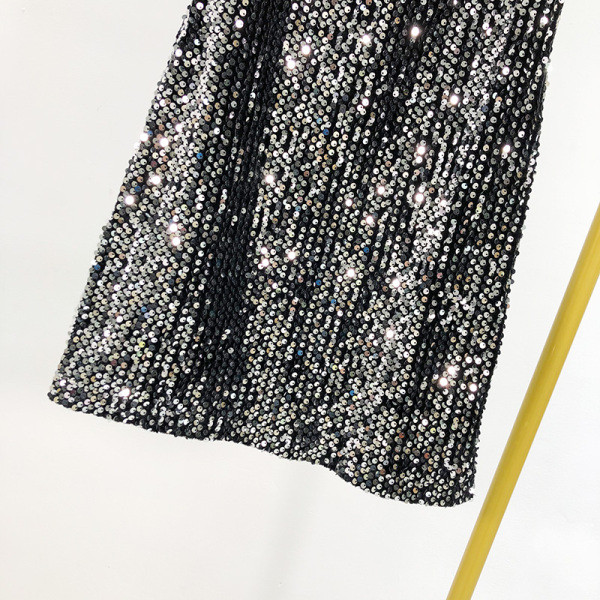 Къса вталена рокля с тънки презрамки в сребрист цвят с пайети