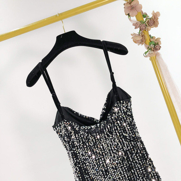 Къса вталена рокля с тънки презрамки в сребрист цвят с пайети