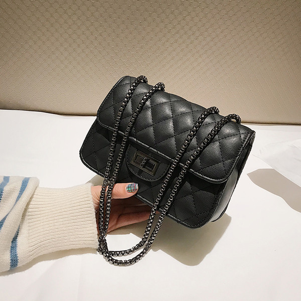 Малка дамска чанта с дълга дръжка за рамо в черен, червен и бежов цвят