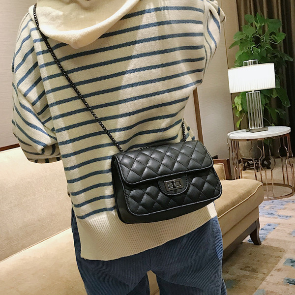 Малка дамска чанта с дълга дръжка за рамо в черен, червен и бежов цвят