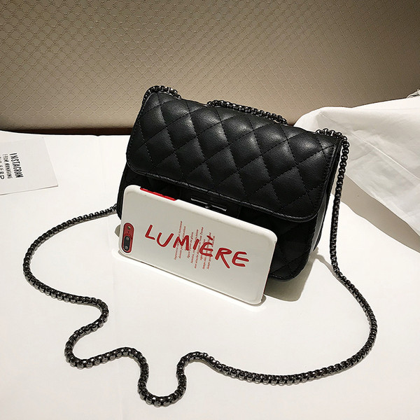 Малка дамска чанта с дълга дръжка за рамо в черен, червен и бежов цвят