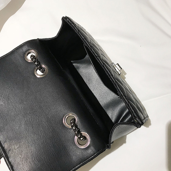 Малка дамска чанта с дълга дръжка за рамо в черен, червен и бежов цвят