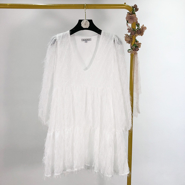 Нов модел къса разкроена рокля с  V-образно деколте и ресни 