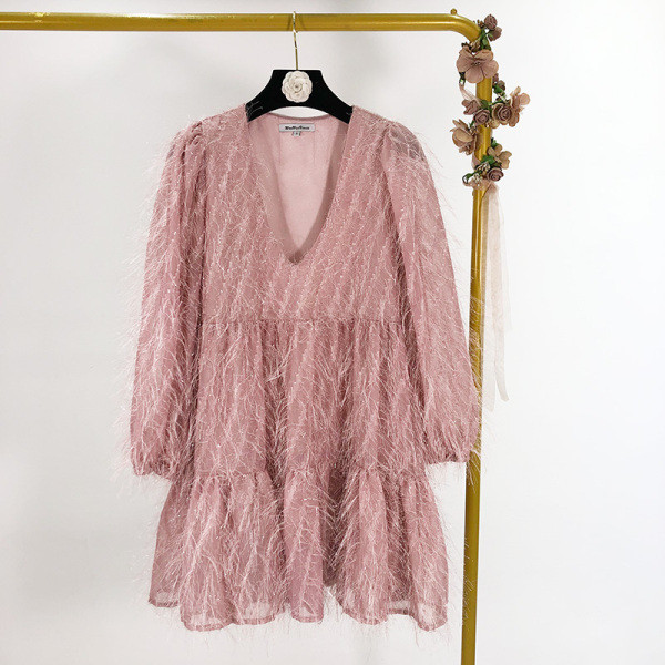 Нов модел къса разкроена рокля с  V-образно деколте и ресни 