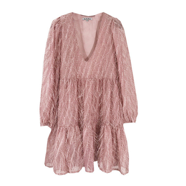 Нов модел къса разкроена рокля с  V-образно деколте и ресни 