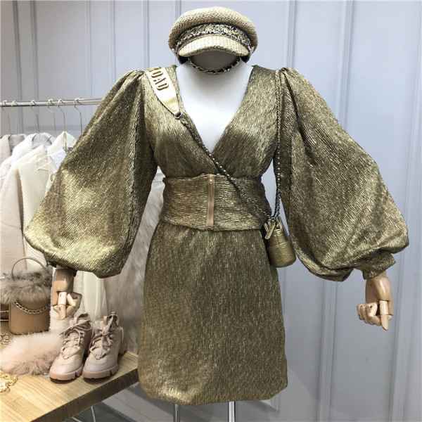 Елегантна дамска рокля с дълбоко деколте и широки ръкави в два цвята