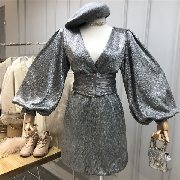 Елегантна дамска рокля с дълбоко деколте и широки ръкави в два цвята