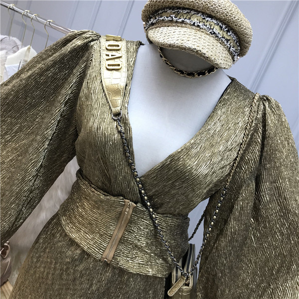 Елегантна дамска рокля с дълбоко деколте и широки ръкави в два цвята