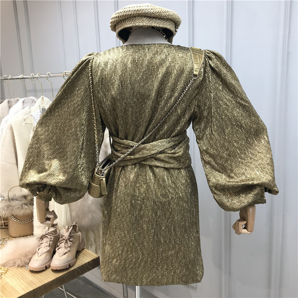 Елегантна дамска рокля с дълбоко деколте и широки ръкави в два цвята