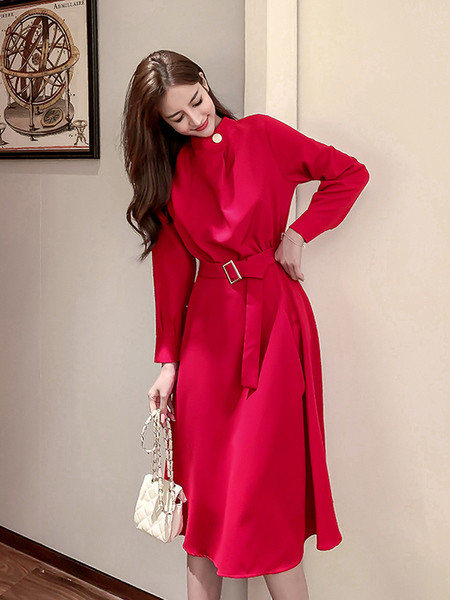 Модерна дамска дълга рокля с колан и дълъг ръкав в черен и червен цвят