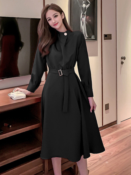 Модерна дамска дълга рокля с колан и дълъг ръкав в черен и червен цвят