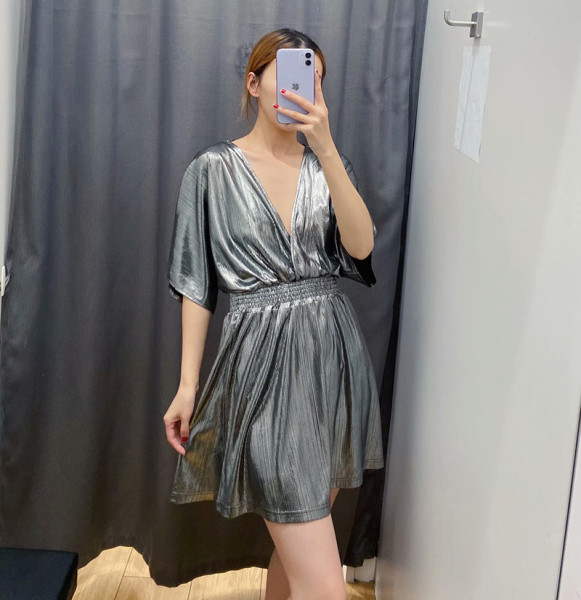 Модерна дамска рокля с дълбоко деколте и еластична талия в сребрист цвят