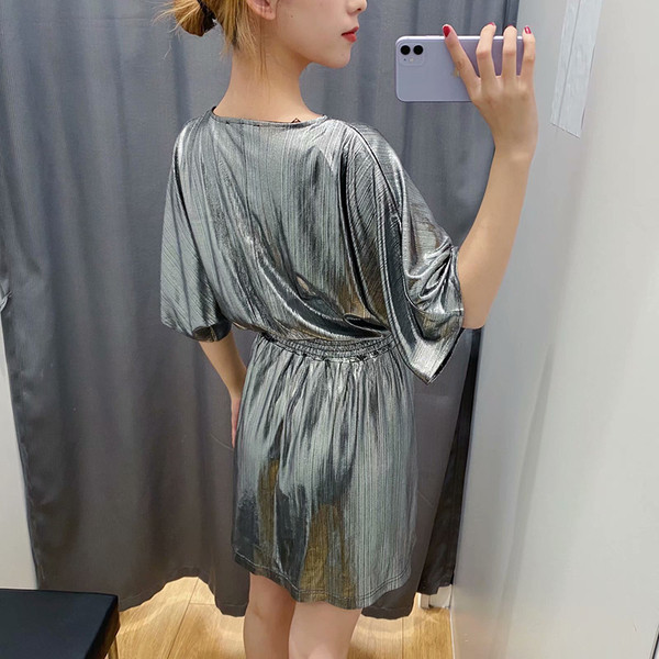 Модерна дамска рокля с дълбоко деколте и еластична талия в сребрист цвят