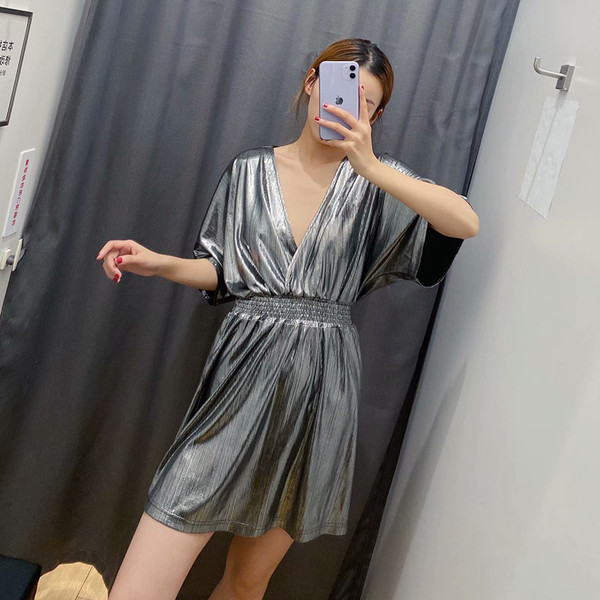 Модерна дамска рокля с дълбоко деколте и еластична талия в сребрист цвят