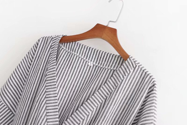 Дамска раирана риза с V-образно деколте и връзки на талията 