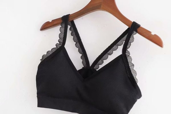 Късо дамско бюстие с тънки презрамки и дантела 