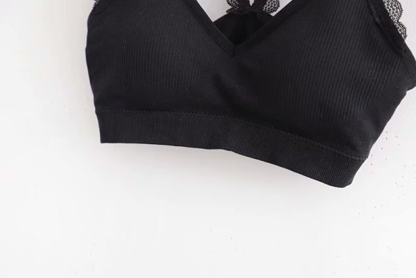 Късо дамско бюстие с тънки презрамки и дантела 