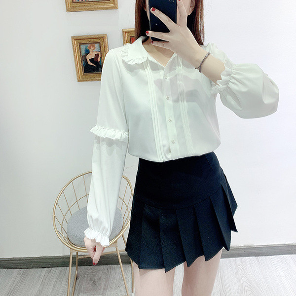 Дамска риза в бял цвят с къдри на яката и ръкавите