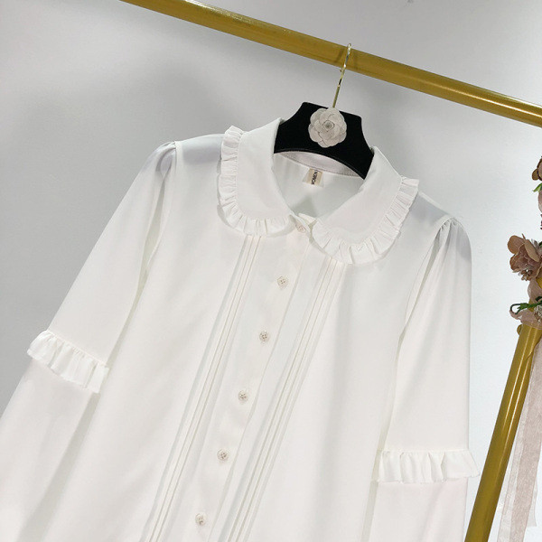 Дамска риза в бял цвят с къдри на яката и ръкавите