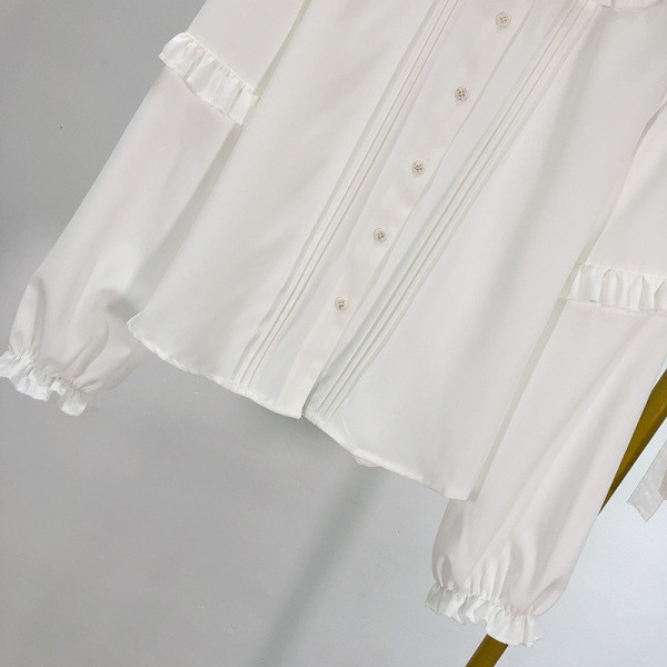 Дамска риза в бял цвят с къдри на яката и ръкавите