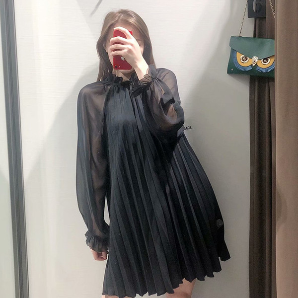 Нов модел плисирана дамска рокля с широк ръкав в черен цвят