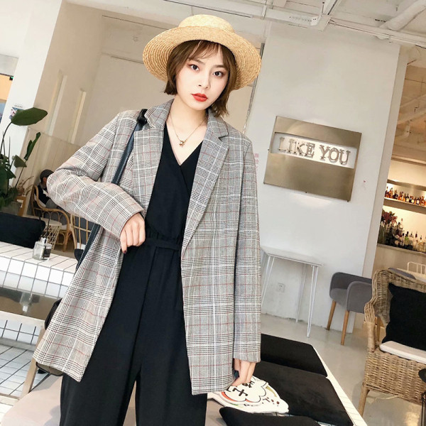 Модерно карирано сако с колан и дълбоко деколте в бежов цвят